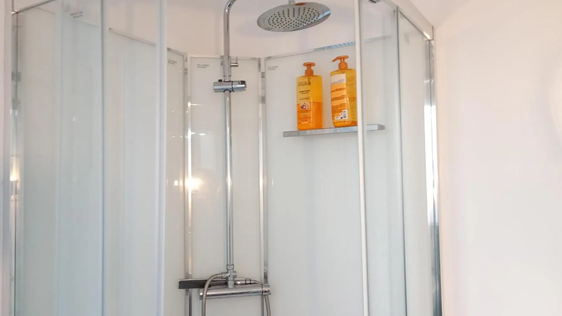 Charming 2 Rooms In Front Of The Square Montholon Paris