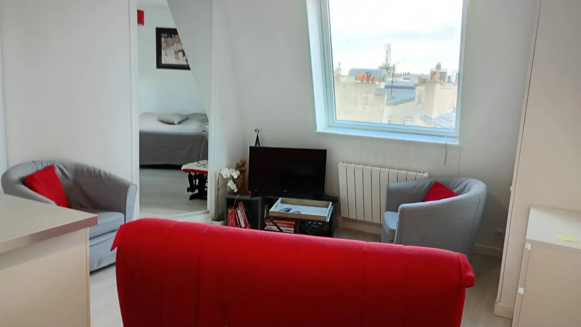 Charming 2 Rooms In Front Of The Square Montholon Paris France